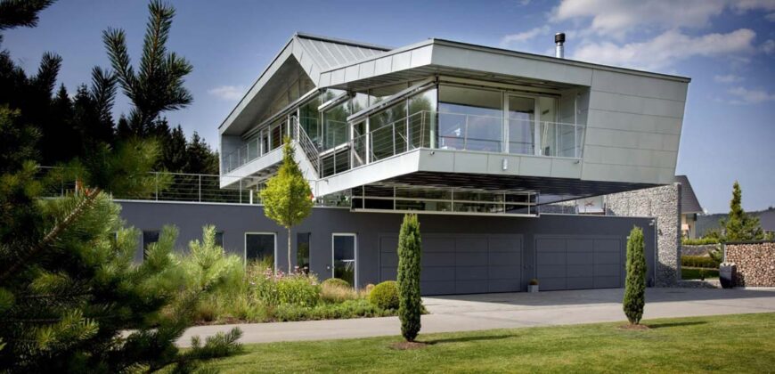 Villa in 629 East 83rd Street